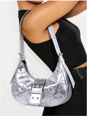(E4) Women's shoulder bag, Y2K style, with decorative buckle, in silver